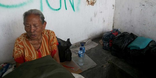 Tinggal di poskamling, Nenek Tetty beralas triplek berbantal koran