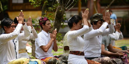 Nyepi, umat Hindu Ibu Kota khusyuk berdoa di Pura Aditya Jaya