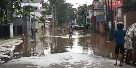 Tanggul apartemen jebol, puluhan rumah di Kemang Jaya masih banjir