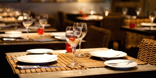 Ingin bikin teh panas, pria ini malah bakar istrinya di restoran