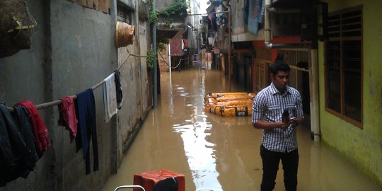 Dampak hujan semalam, hingga sore Kampung Pulo masih banjir 1 meter