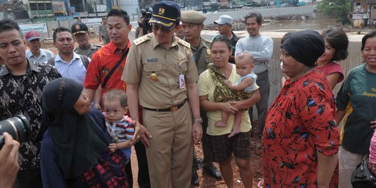 Pantau posko banjir Petogogan, Ahok bagi-bagi makanan