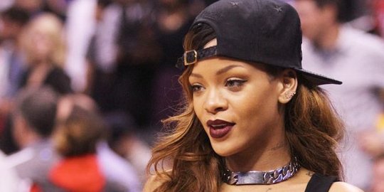 telanjang di pesawat tur rihanna rev2