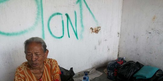 tidur di poskamling beratap seng dan tanpa penutup rev3