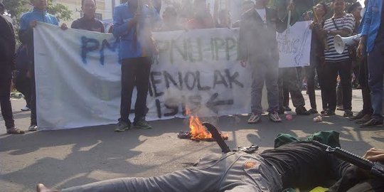 Tolak ISIS, PMII dan IPNU bakar bendera di Car Free Day Semarang