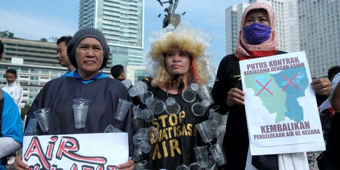 Tolak swastanisasi air, aktivis berkostum gelas plastik keliling HI