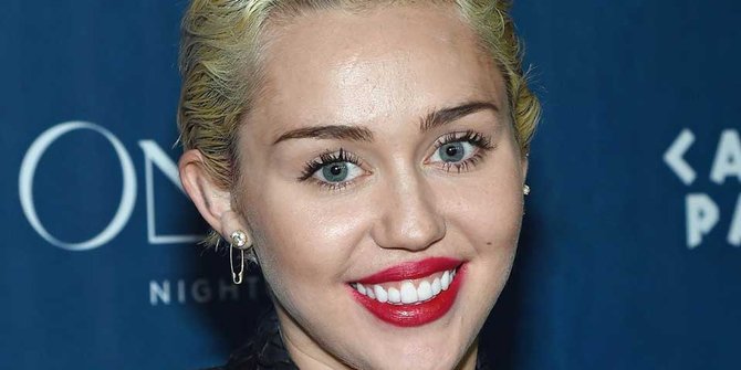 Senyuman bibir merah seksi Miley Cyrus