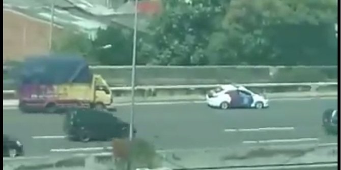 Video kelakuan Polantas terima pungli dari pengendara truk di tol