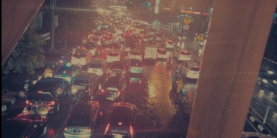 Jakarta kembali diguyur hujan deras, waspada macet dan banjir