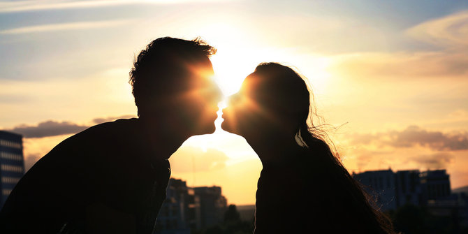 7 Hal yang ada dalam pikiran pria saat berciuman