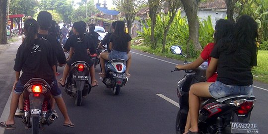 Aksi konvoi muda-mudi nikmati liburan bikin macet jalanan di Bali