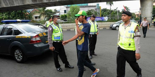 Cerita polisi dan Dishub nakal saat razia pengendara