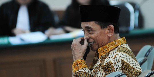 Ada bukti uang suap, Fuad Amin Imron terus berkilah di persidangan