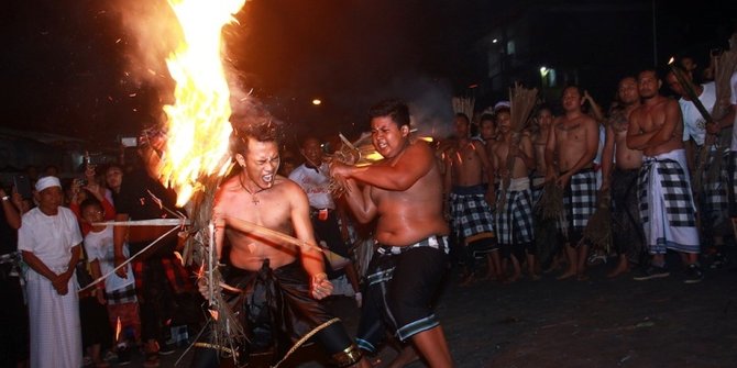 Buang sial, warga Puri Satria Klungkung gelar ritual mandi api