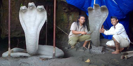Warga Bali digemparkan ular kobra berkepala tiga di gua 