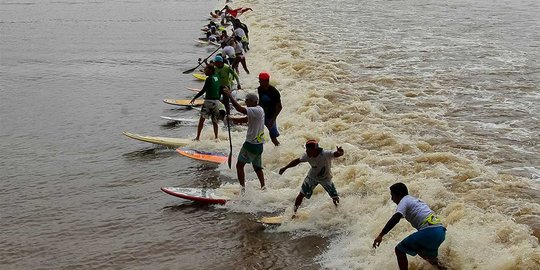 Serunya berselancar air pasang di Sungai Amazon