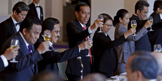 Gaya Jokowi bersulang bareng para pebisnis Negeri Sakura