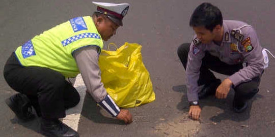 Aksi 2 polisi pungut sekilo paku di tengah terik matahari