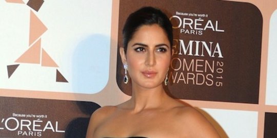 Katrina Kaif tampil cantik bergaun hitam