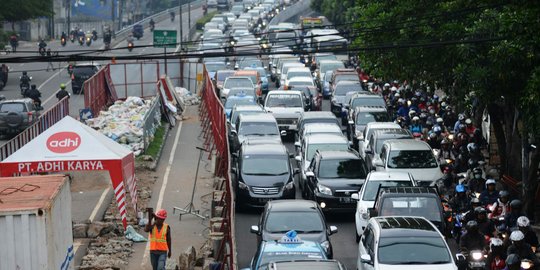 Makin sempit, lalu lintas di Kapten Tendean macet parah