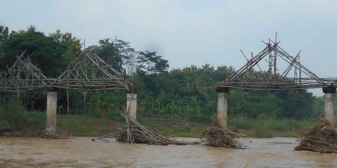 Diterjang angin kencang, jembatan di atas Bengawan Solo putus