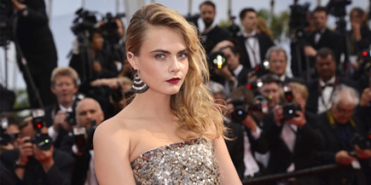 Super mirip, model ini adalah kembaran Cara Delevingne?
