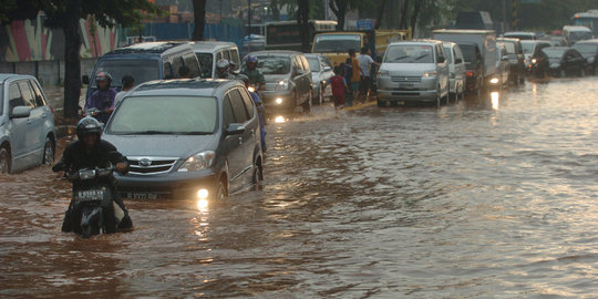 Hujan deras guyur Jakarta, ruas jalan banyak genangan