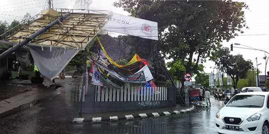 Angin kencang landa Purwokerto, pohon dan baliho tumbang