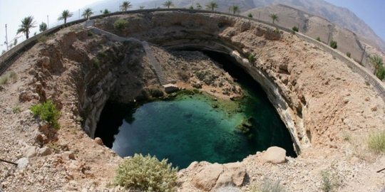 Ini Bimmah, setetes oasis biru di tengah gersangnya tanah Oman