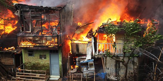 Nenek Aminah nangis histeris lihat rumahnya terbakar