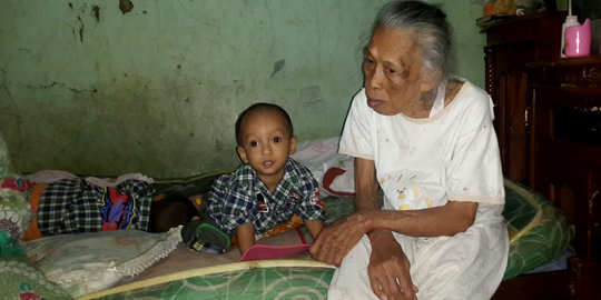 Cerita Orang Dewasa Kisah nenek renta urus cucu kembar yang ditelantarkan 