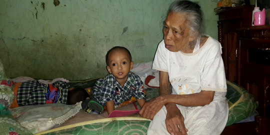 Kisah haru Nenek Sati rawat cucu kembar yang ditelantarkan orang tua