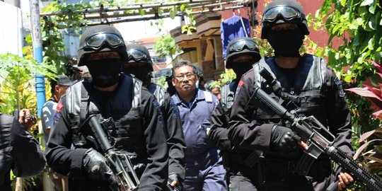 Densus 88 kawal ketat penggeledahan rumah terduga ISIS di Malang