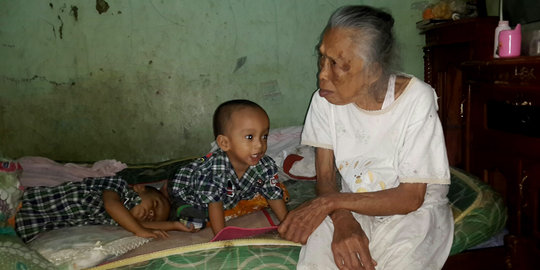 Nenek Sati rela tak makan demi mengurus dua cucu kembarnya