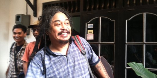 Komentar 'bajingan' di FB, sastrawan Saut Situmorang ditangkap