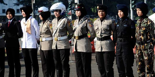 Gaya polwan peragakan seragam berjilbab di Monas