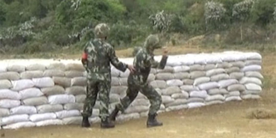 Video kocak tentara China gagal lempar granat, jatuh dekat kaki