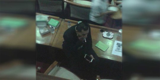 PAN tegur Anang Hermansyah karena merokok saat rapat di DPR