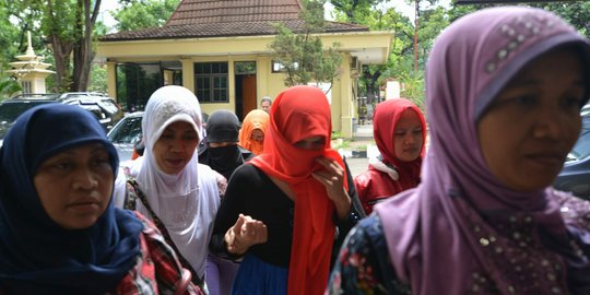 Kisah para suami ditinggal istri merantau ke luar negeri