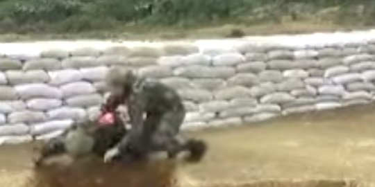 lempar granat jatuh dekat kaki rev5