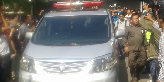 Tiba di rumah duka, jenazah Olga disambut ratusan warga