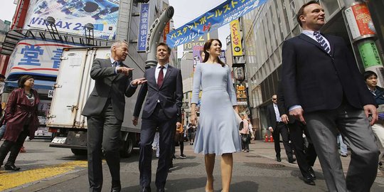 Pangeran Denmark dan Putri Mary mesra keliling Kota Tokyo