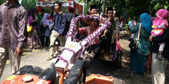 Nikah, sebelas pasangan pengantin diarak dengan traktor & andong