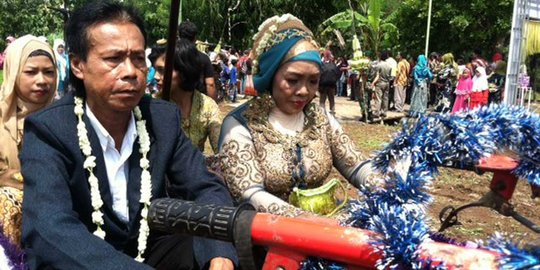 Ikut nikah di atas traktor dan andong para pengantin takut jatuh