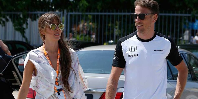 Jessica Michibata mesra dampingi Button balapan di Malaysia