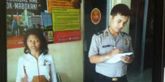 Selain Stasiun Tanah Abang, Pipit pernah naik ke atap Stasiun Senen