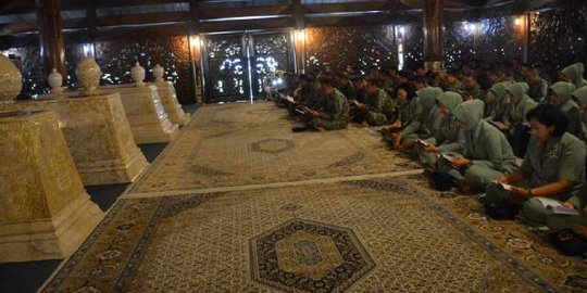 Panglima Kostrad dan pasukan ziarah ke makam Soeharto