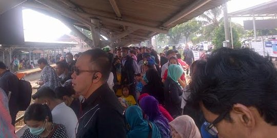 Ada gangguan listrik, penumpang KRL di Stasiun Sudimara menumpuk
