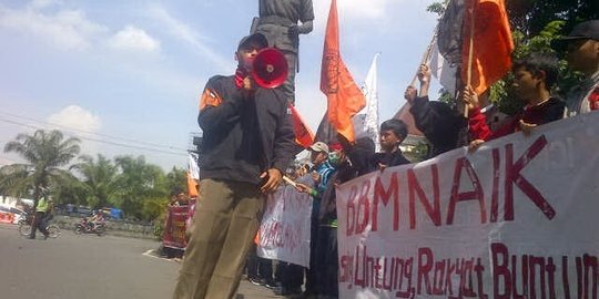 Mahasiswa Solo demo, tuding Jokowi antek asing