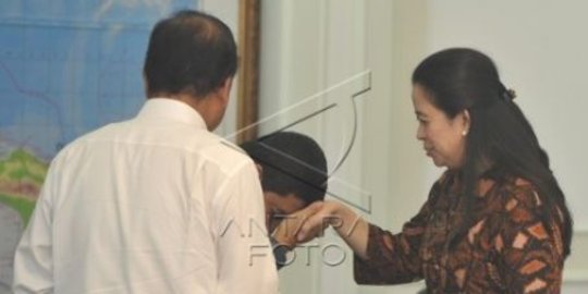 Jauh lebih tua, Menteri Yuddy cium tangan Menteri Puan